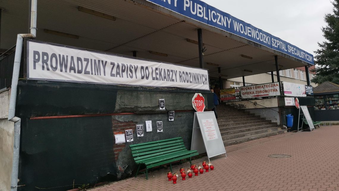 Znicze pod szpitalem w Chełmie. "Zmarł na nowotwór, bo kolejka była za długa"