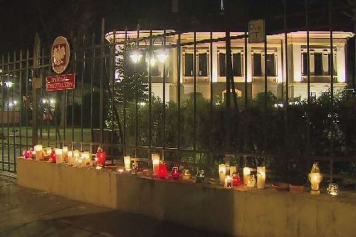 Znicze przed budynkiem Trybunału Konstytucyjnego w Warszawie Znicze przed budynkiem Trybunału Konstytucyjnego w Warszawie