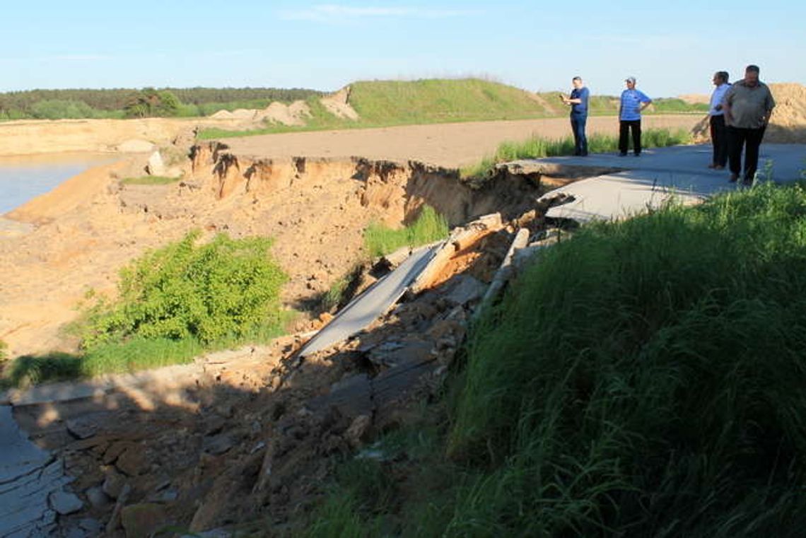 Zniknęła droga powiatowa i pole. Jeszcze nie można zasypać krateru