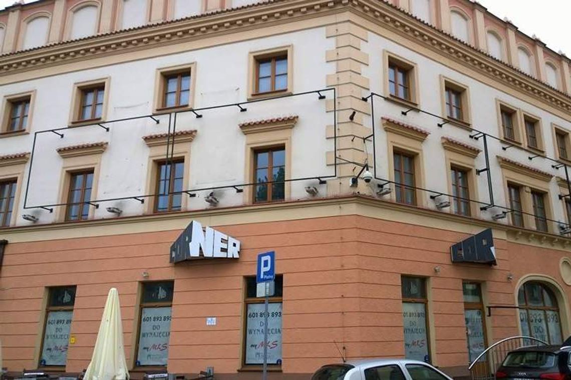 Zniknęły banery klubu Czekolada z kamienicy przy Narutowicza