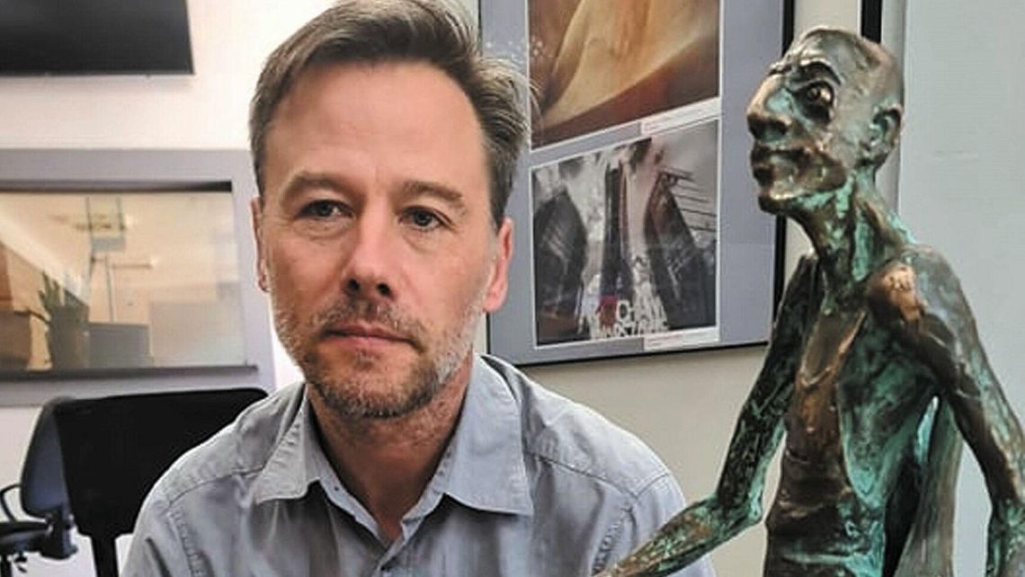 Znikomek z wiersza Bolesława Leśmiana czeka na remont schodów domu kultury