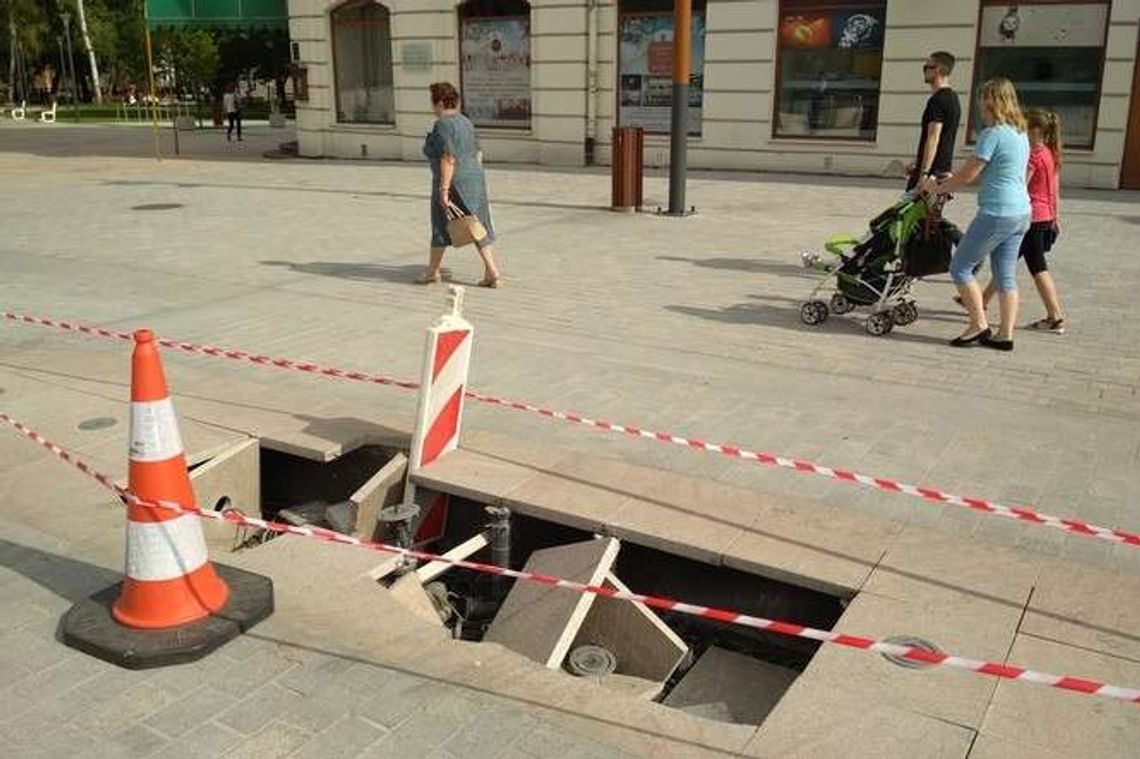 Zniszczona kolejna fontanna na pl. Litewskim. Tym razem przez samochód firmy sprzątającej