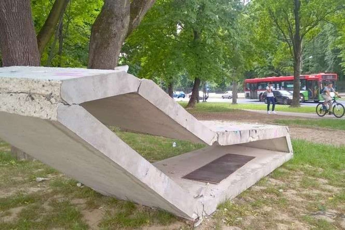 Zniszczone betonowe "meble" na pl. Teatralnym. Mają dopiero 5 miesięcy