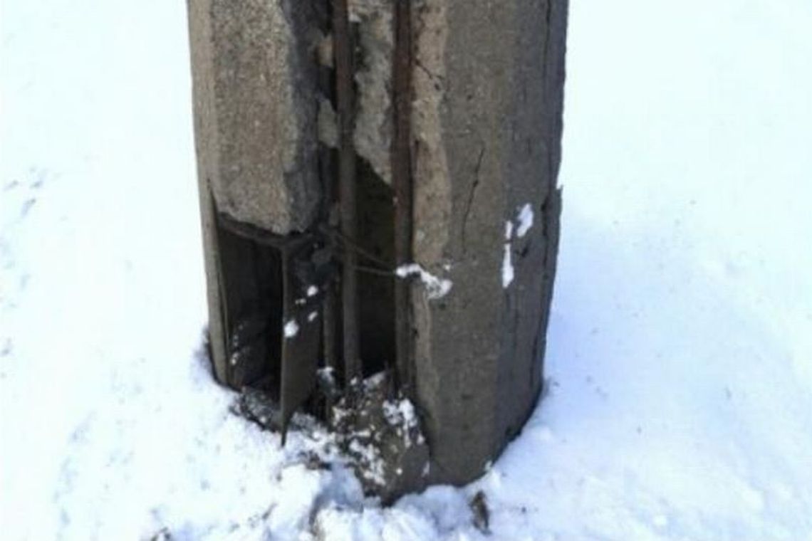 Zniszczone słupy przy ul. Głębokiej (zdjęcia) Zniszczone słupy przy ul. Głębokiej (zdjęcia)