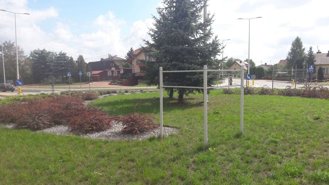 Zniszczone tablice na rondzie Kaczyńskiego 