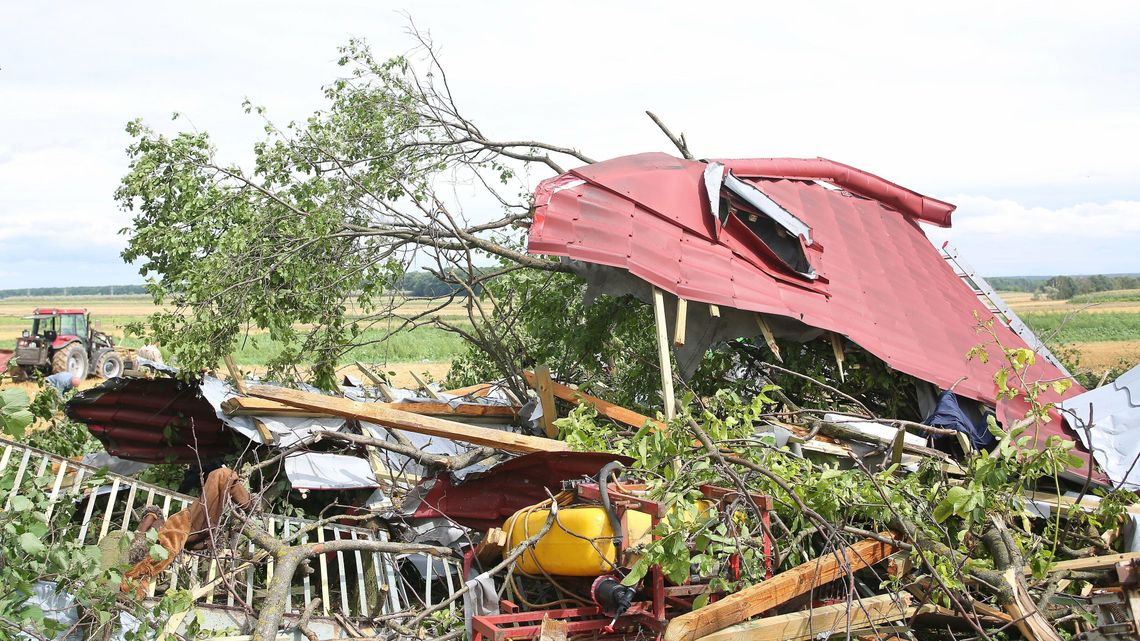 Zniszczony dom i uprawy po burzy. Gdzie uzyskać pomoc, ile można dostać?
