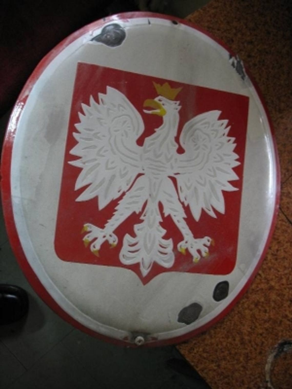 Zniszczył godło, bo pokłócił się z dziewczyną