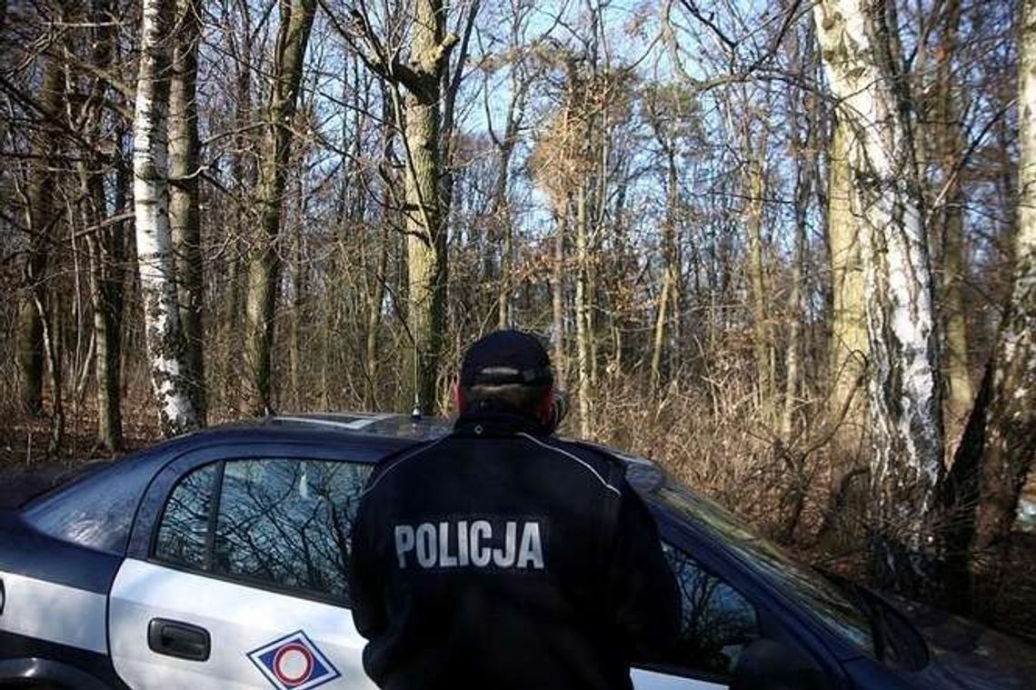 Zniszczył radiowóz wiadrem, bo pomogli mu policjanci Zniszczył radiowóz wiadrem, bo pomogli mu policjanci