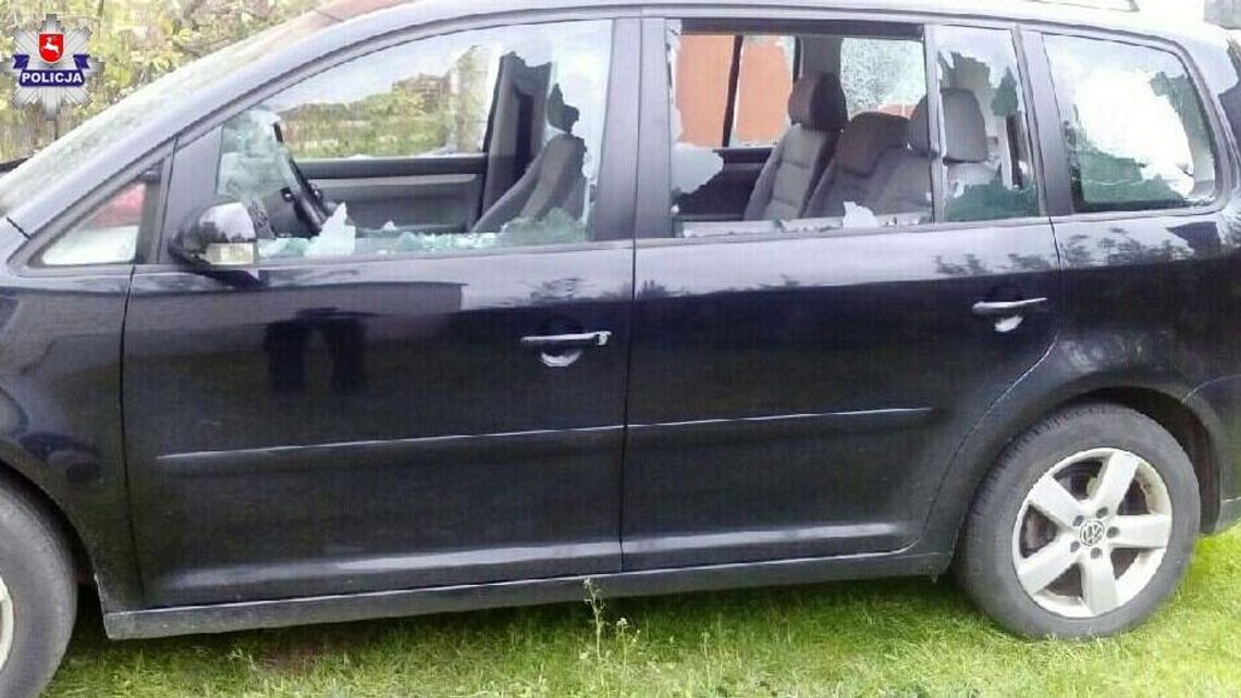 Zniszczył samochód siekierą, a potem schował się na strychu. 10 tys. zł strat