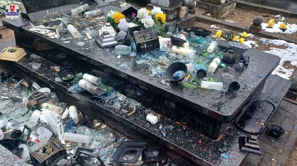 Zniszczył znicze i wiązanki. Cmentarny wandal może spędzić w więzieniu 5 lat