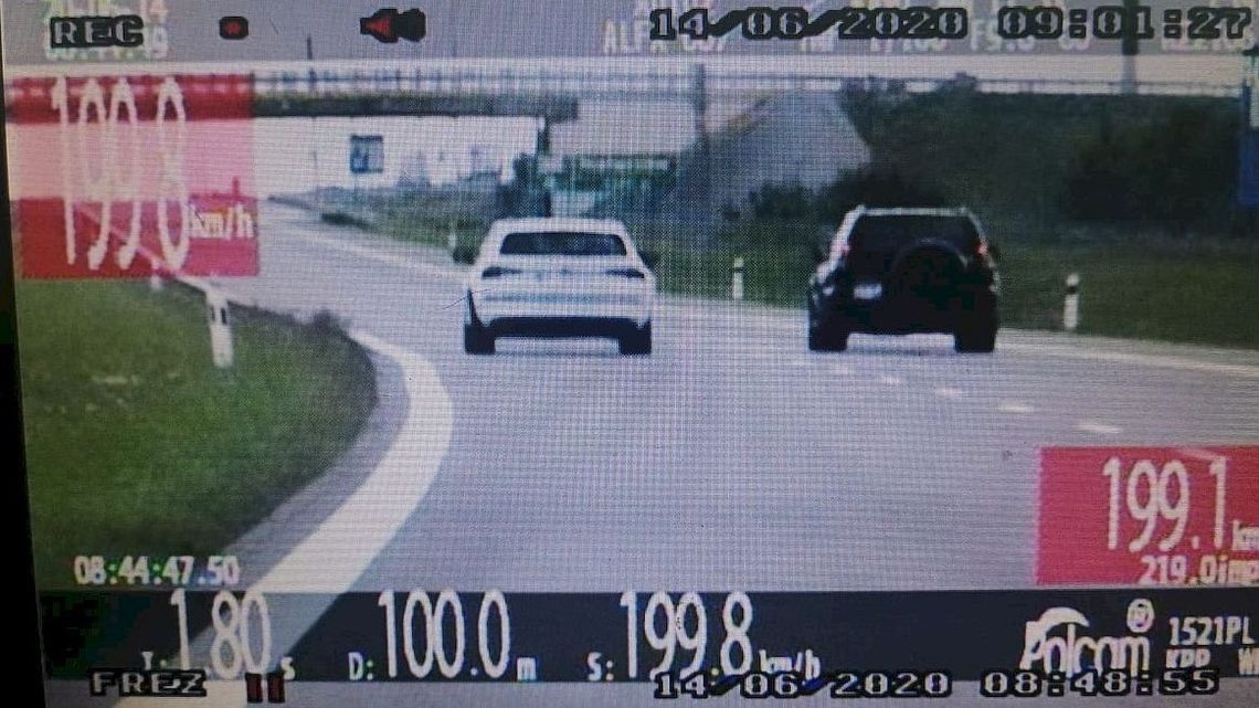 Żniwa puławskiej drogówki w długi weekend. Kierowca pędził niemal 200 km/h, bo wiózł swoją teściową