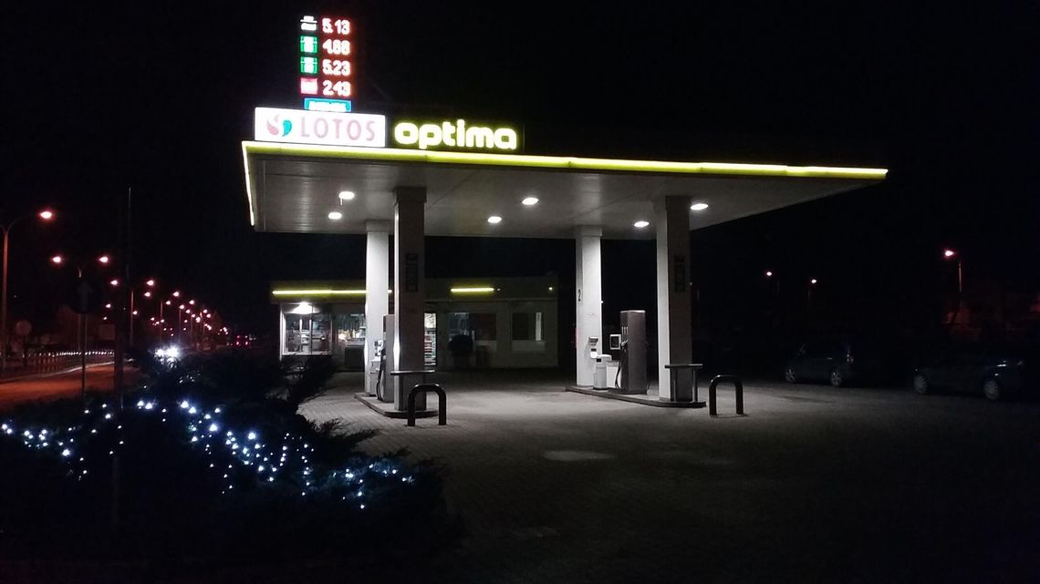 Zniżki na stacjach paliw? Jest w Polsce ktoś, kto ma taniej na legitymację