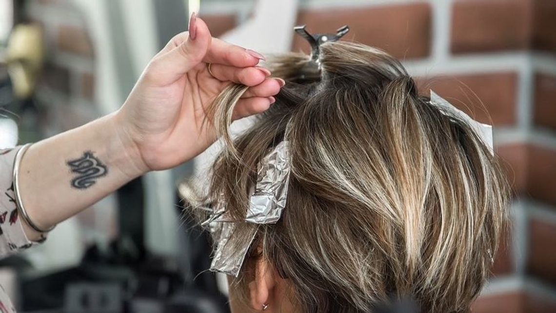 Znoszenie obostrzeń. Na początek szkoły, potem fryzjerzy, na końcu siłownie