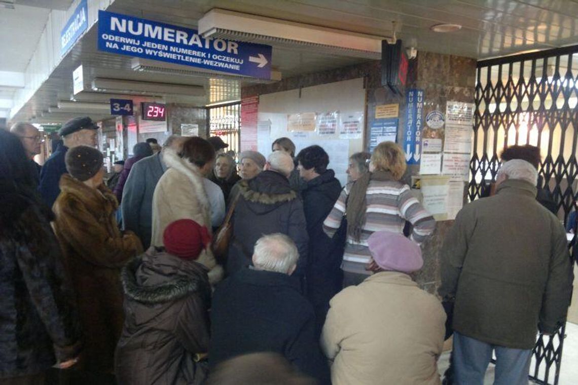 Znowu kolejki w szpitalu przy al. Kraśnickiej. Urzędnicy obiecują poprawę