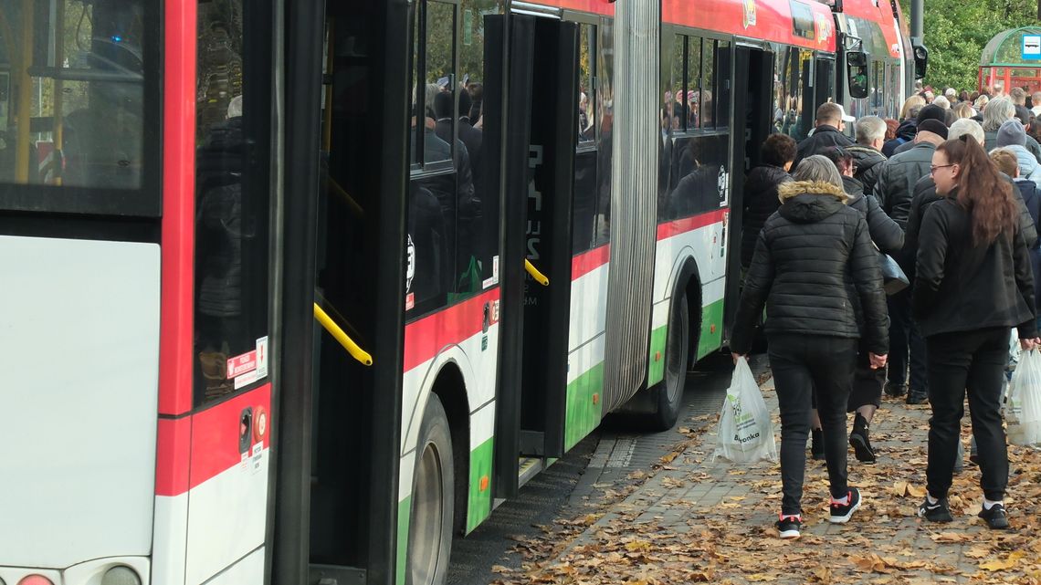 Znowu mniej autobusów. Bo w szkołach ferie, a na uczelniach sesja