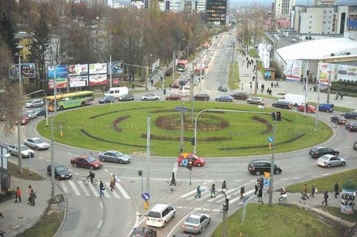 Znowu utrudnienia. Drogowcy prawie całkiem zamkną rondo przy Leclercu Znowu utrudnienia. Drogowcy prawie całkiem zamkną rondo przy Leclercu