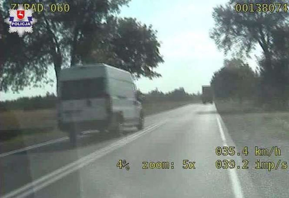 Zobacz, jak kierowca busa wyprzedza na skrzyżowaniu (wideo)