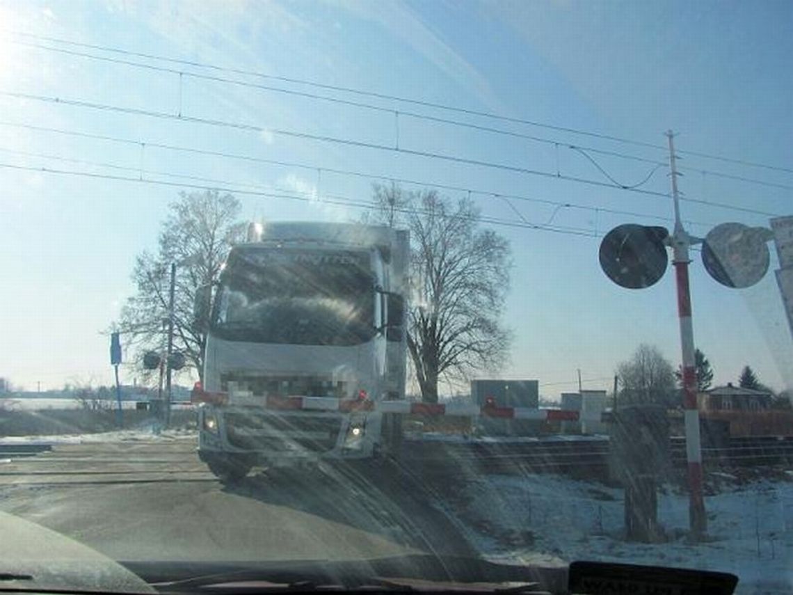 Zobacz jak kierowcy omijają szlaban na przejeździe