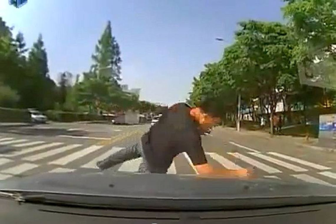 Zobacz jak pieszy próbuje wymusić odszkodowanie (wideo)