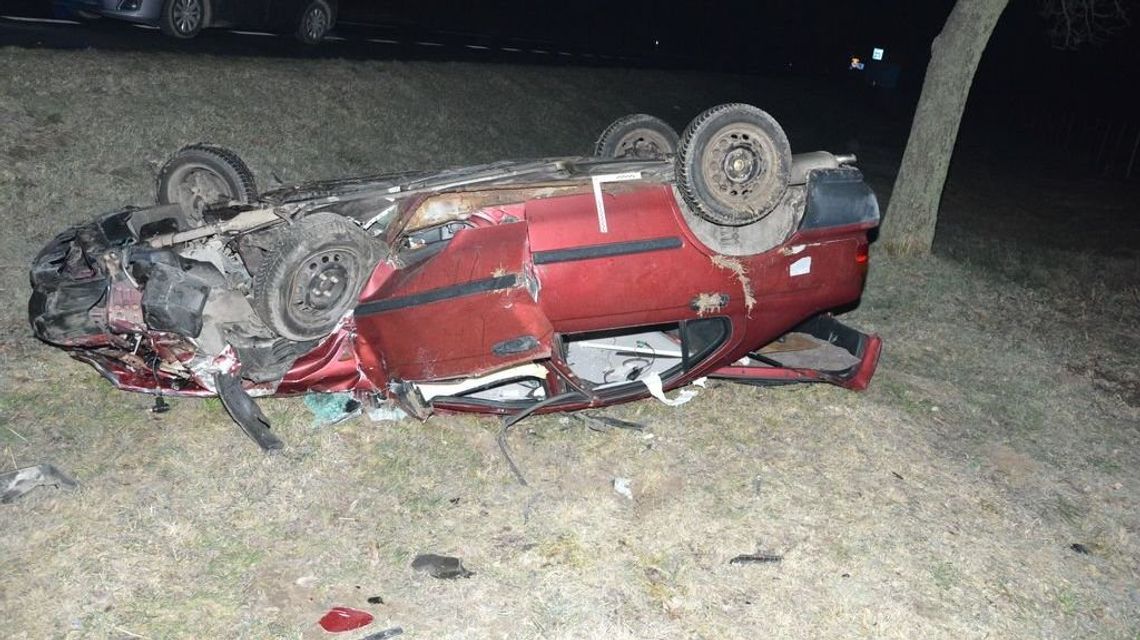 Zobaczył sarnę, chciał skręcić, wpadł w poślizg. Poboczem szedł 39-latek