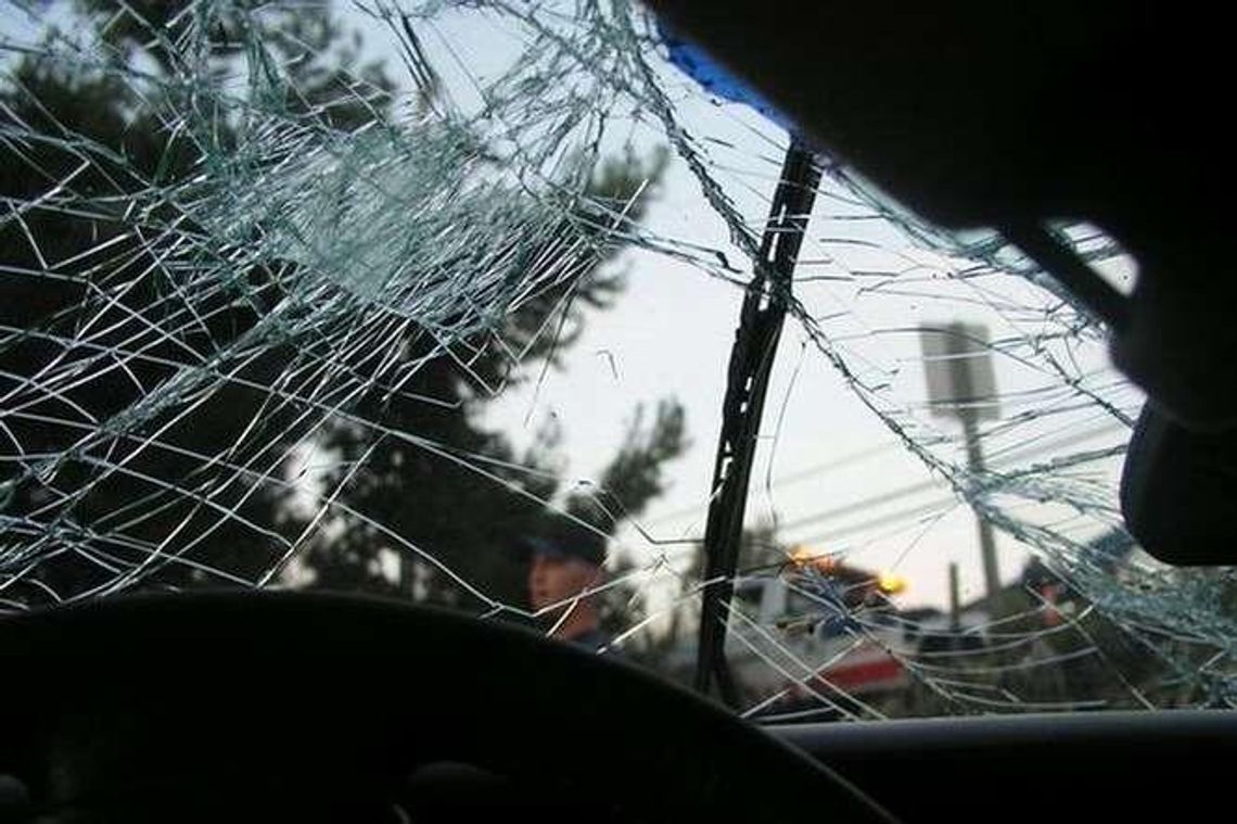 Zobaczył stłuczkę i chciał zarobić. Podał się za właściciela auta