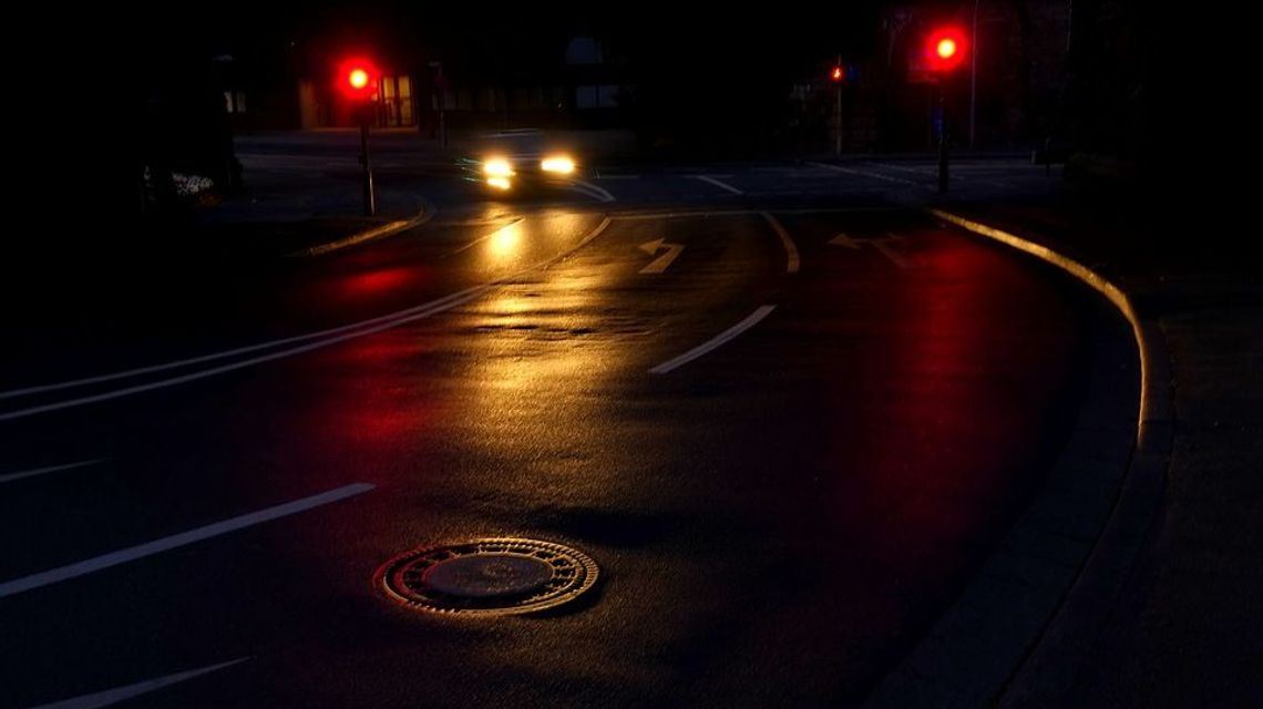 Zobaczył, że samochód za nim jedzie bez świateł. Prawidłowa reakcja Zobaczył, że samochód za nim jedzie bez świateł. Prawidłowa reakcja