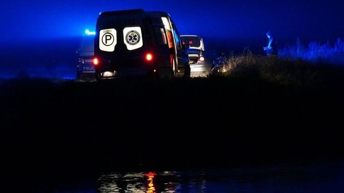 Zobaczyła nadjeżdżający samochód i rzuciła się do rzeki