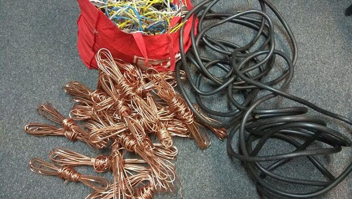 Zobaczyli kable wystające z ziemi i pomyśleli: "Ukradniemy" 