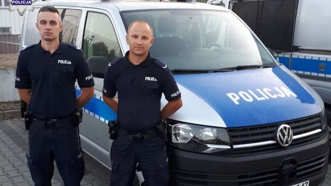 Zobaczyli wiszącego w oknie mężczyznę. Drzwi do mieszkania były zamknięte