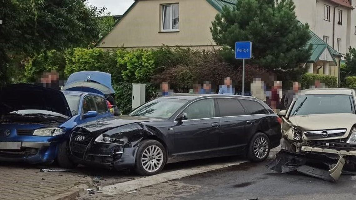 Zółkiewka. Trzy rozbite auta, dwie ranne osoby, bo jeden kierowca zignorował znak Zółkiewka. Trzy rozbite auta, dwie ranne osoby, bo jeden kierowca zignorował znak