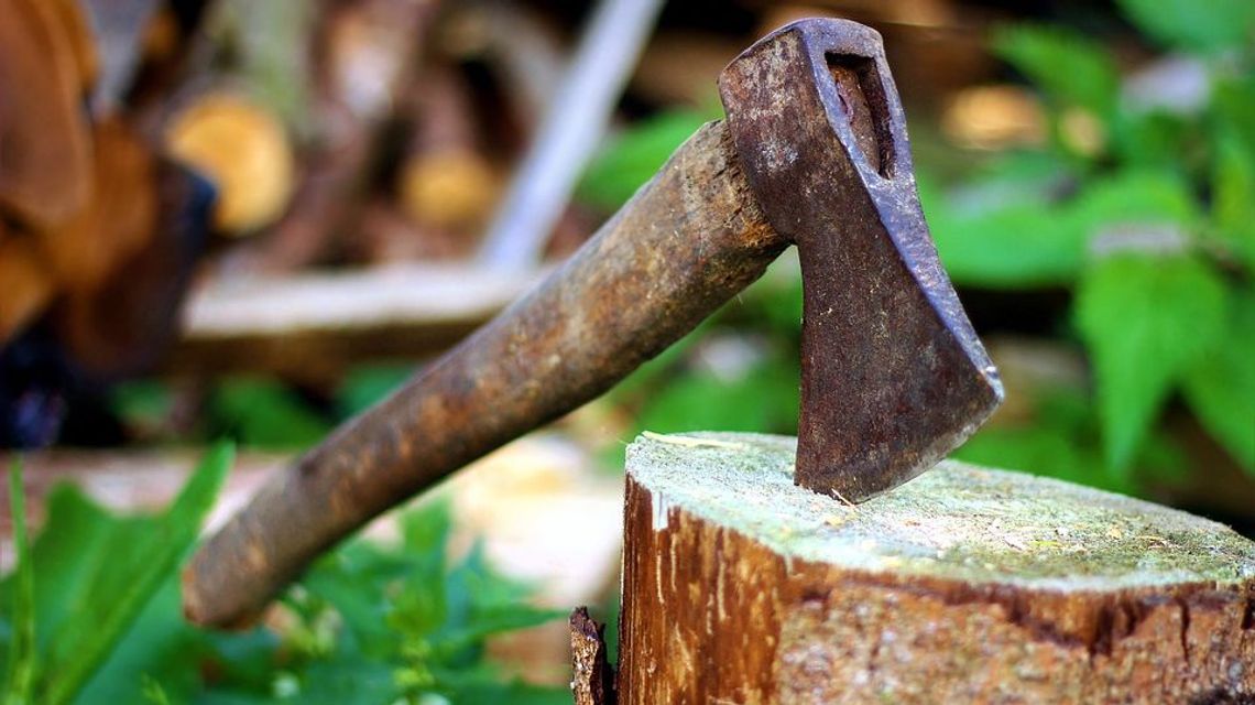 Żołnierz zaatakował ciężarną żonę siekierą. Dziecko nie żyje Żołnierz zaatakował ciężarną żonę siekierą. Dziecko nie żyje
