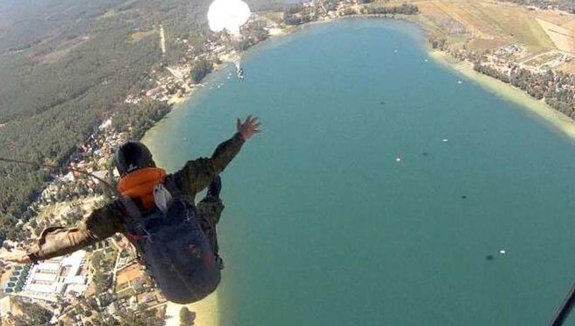 Żołnierz zmarł po skoku na spadochronie do jeziora Białego. Przyczynę śmierci wyjaśni sekcja zwłok