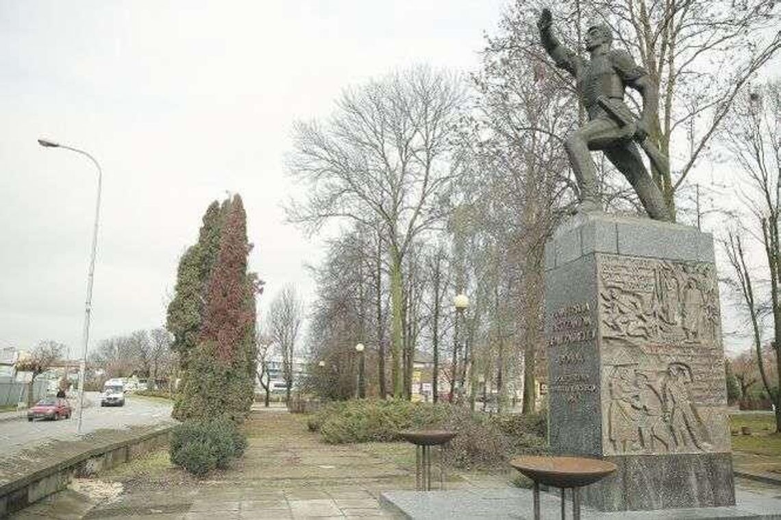 Żołnierza na pomniku trzeba przebrać? Teraz wygląda jak partyzant sowiecki