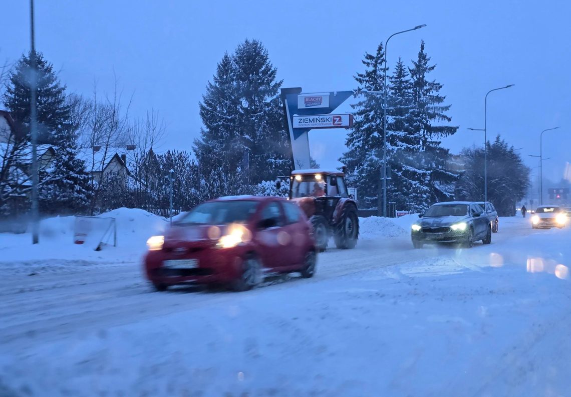 Żołnierze i więźniowie odśnieżają Zamość