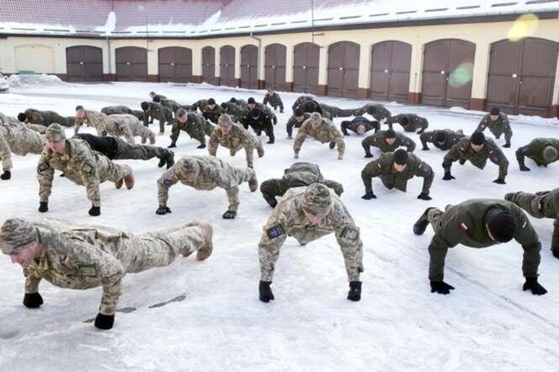 Żołnierze lubelskiej brygady gotowi do wyjazdu na misje. Zrobili 22 pompki. O co chodzi w tej akcji?
