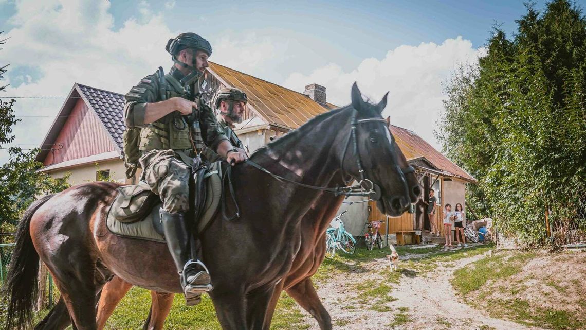 Żołnierze na koniach patrolowali fikcyjną granicę. Szukali dywersantów
