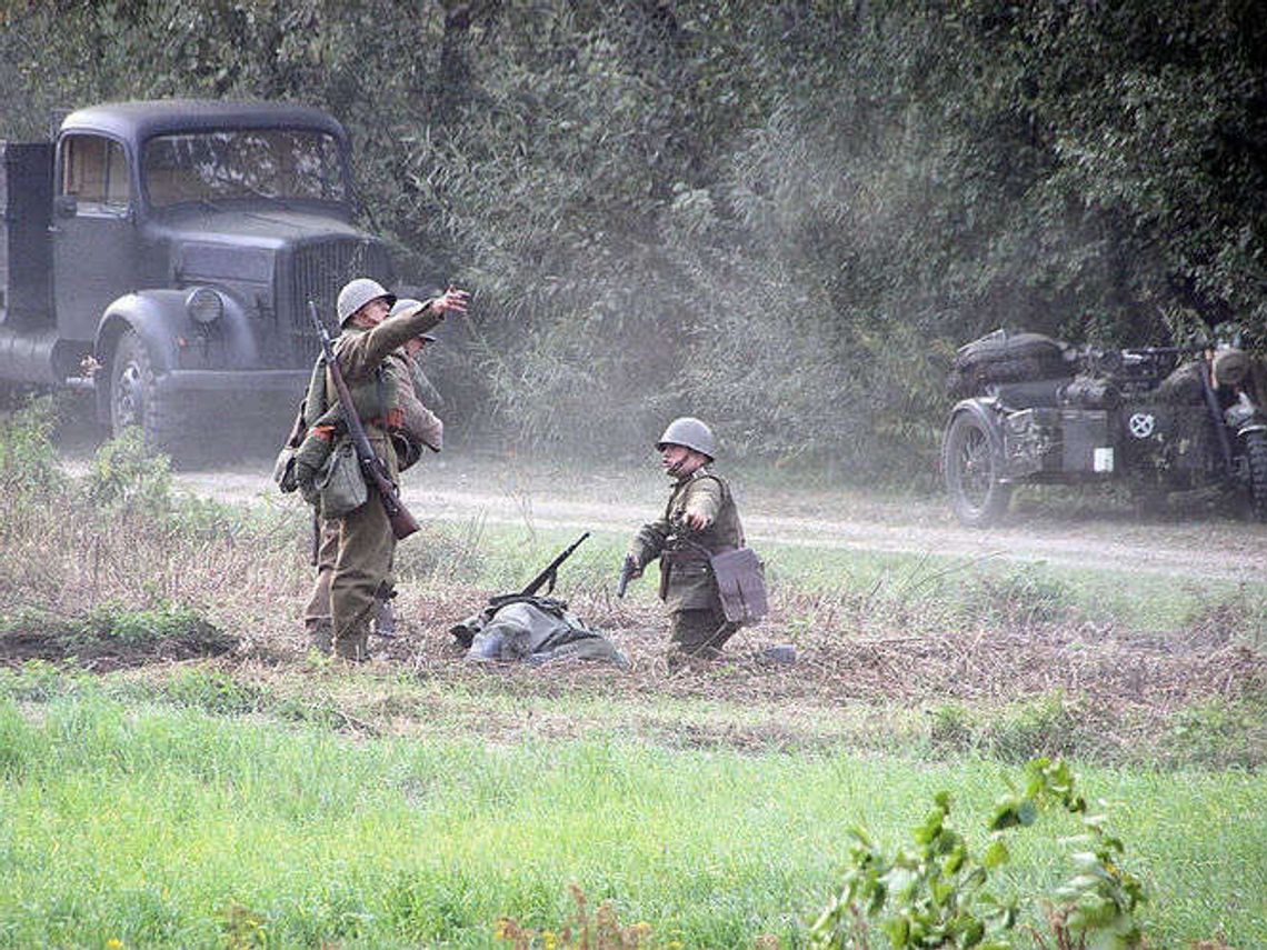 Żołnierze na polach pod Kraśnikiem. Rekonstrukcja historyczna przyciągnęła tłumy Żołnierze na polach pod Kraśnikiem. Rekonstrukcja historyczna przyciągnęła tłumy