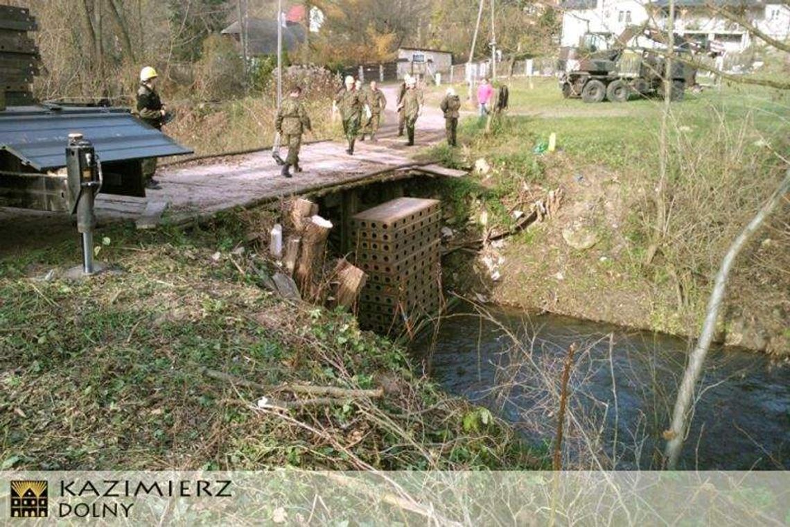 Żołnierze wyremontowali mieszkańcom most Żołnierze wyremontowali mieszkańcom most