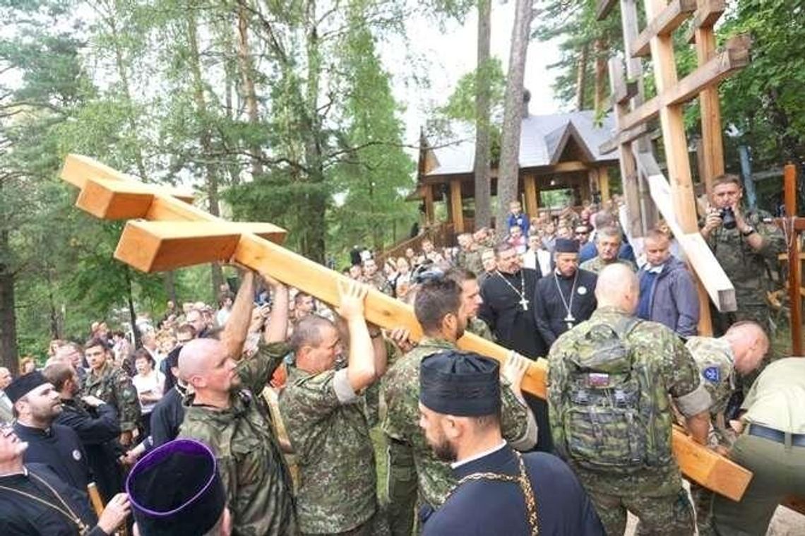 Żołnierze zanieśli krzyż na Grabarkę