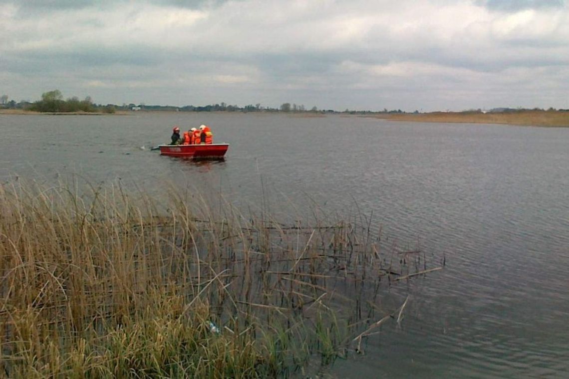 Żółtańce: 40-latek wypłynął na zalew. Łódź zatonęła Żółtańce: 40-latek wypłynął na zalew. Łódź zatonęła