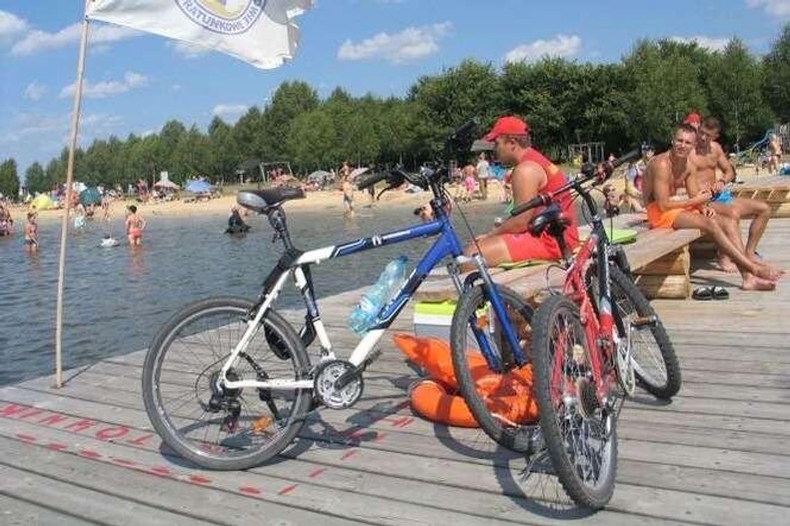 Żółtańce: Psy i pijacy, a obok turyści