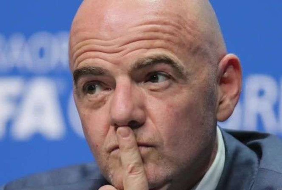 Żółte kartki dla trenerów? FIFA testuje nowe przepisy (wideo)