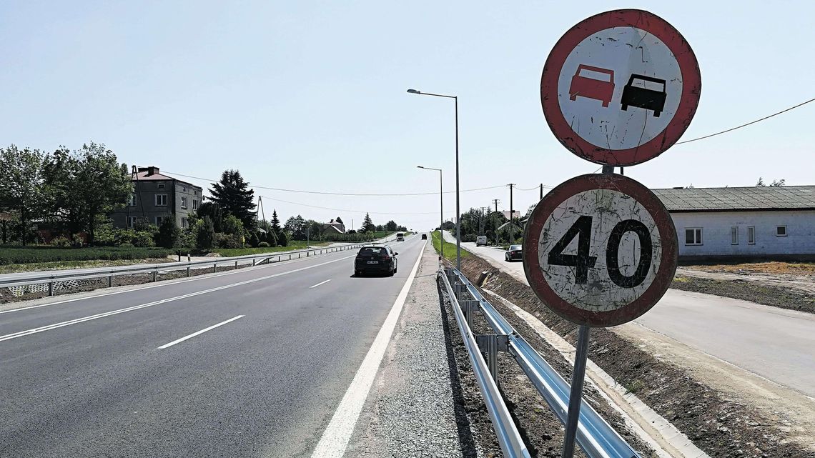 Żółwim tempem po nowej drodze. "W dalszym ciągu jest to plac budowy" Żółwim tempem po nowej drodze. "W dalszym ciągu jest to plac budowy"