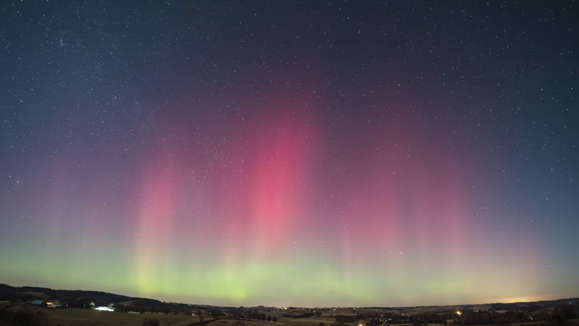 Zorza polarna nad Polską. Niezwykły film stworzony na Suwalszczyźnie z ponad 700 zdjęć