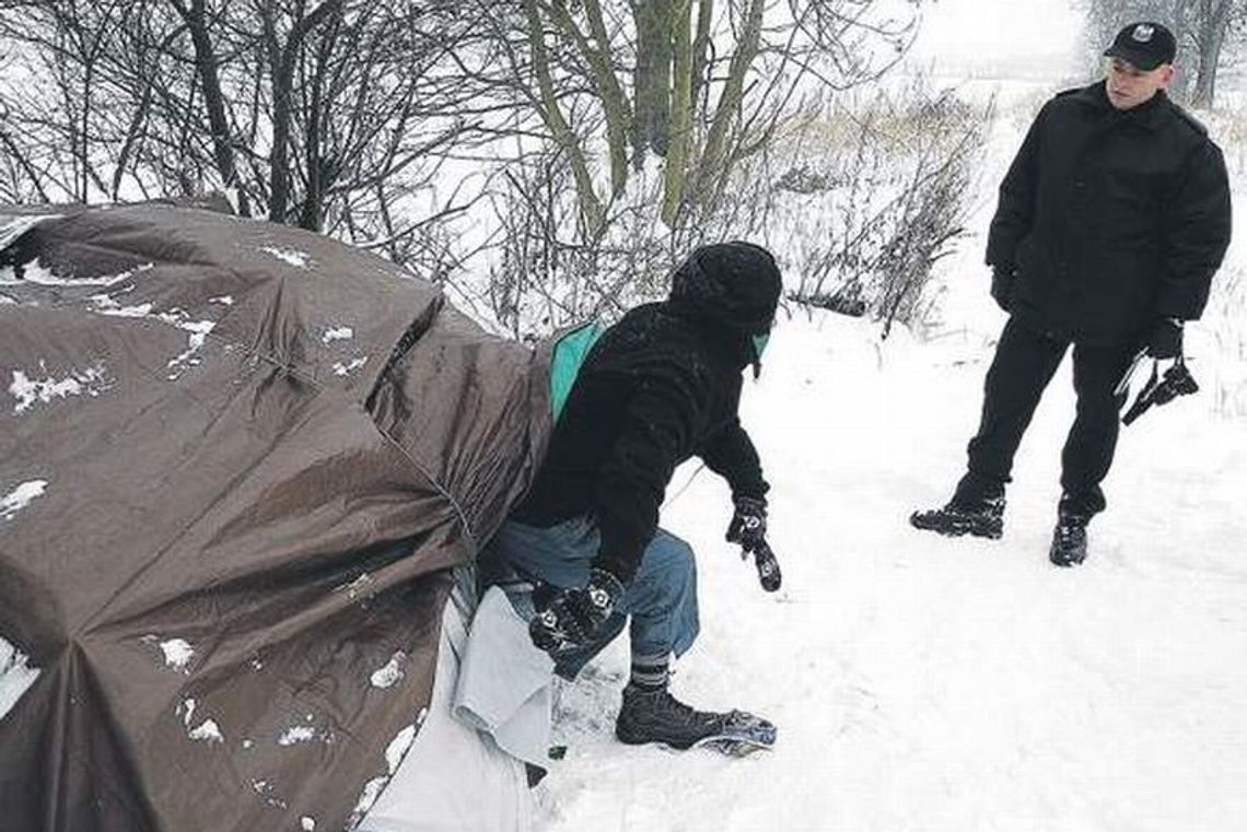 Została z synem na mrozie. Mieszkają w namiocie