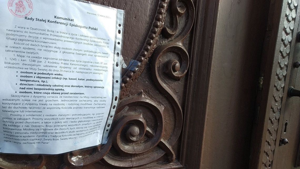 Zostańcie w domach - apelują kapłani. Są też tacy, którzy zachęcają do przyjścia na mszę