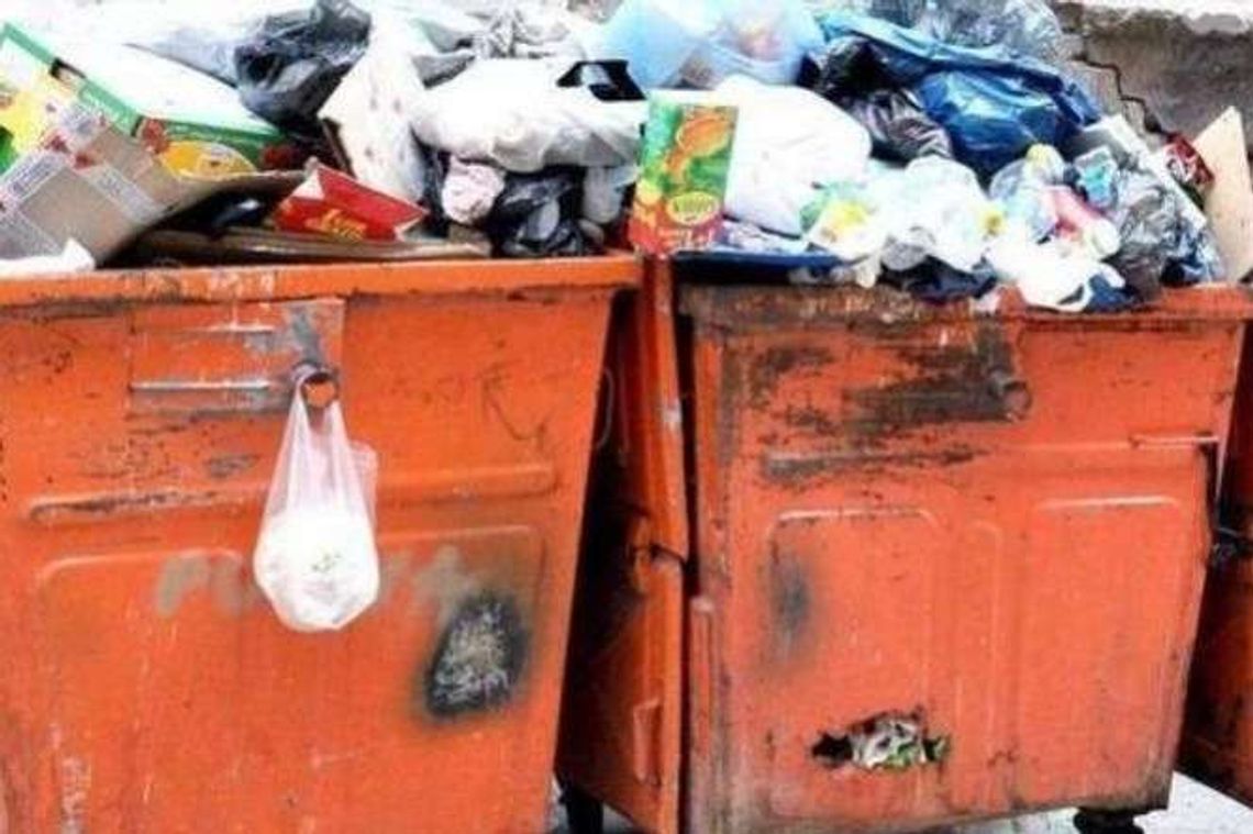 Zostawił 87 tys. zł pod śmietnikiem. Myślał, że pomaga policjantom Zostawił 87 tys. zł pod śmietnikiem. Myślał, że pomaga policjantom