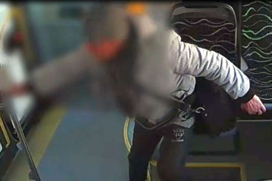 Zostawiła 14 tys. zł w autobusie. Zabrał je bezdomny [wideo]