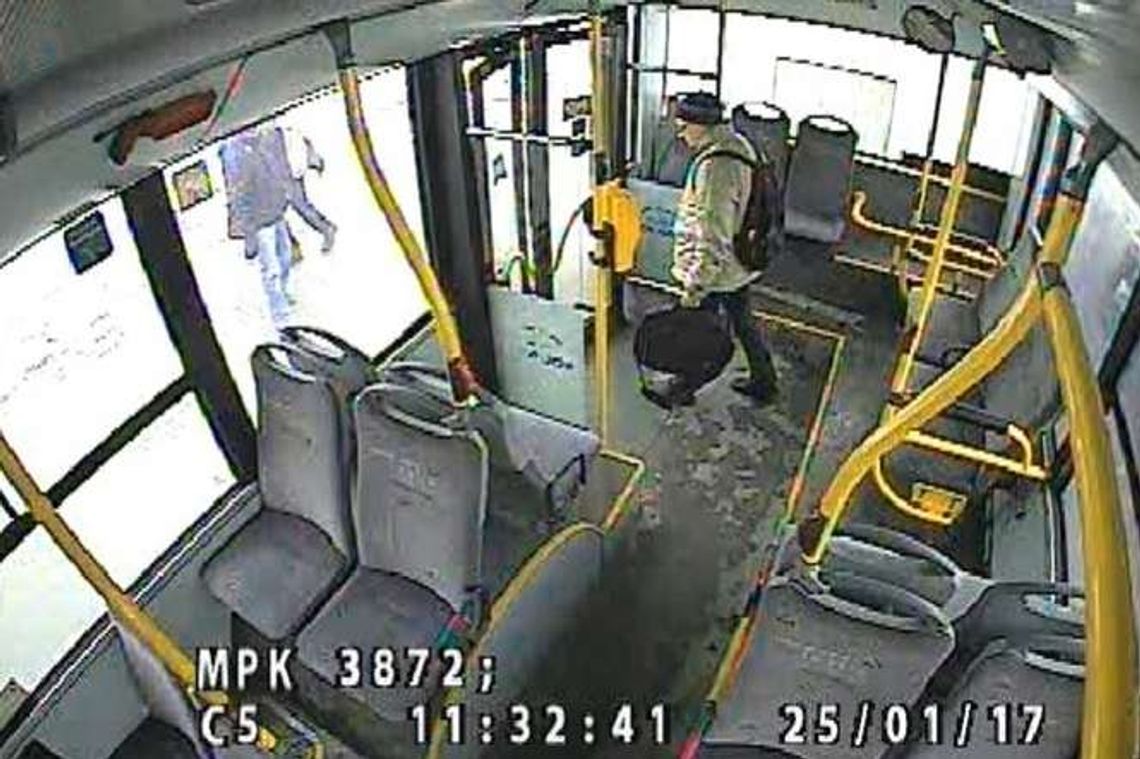 Zostawiła w trolejbusie laptopa, wziął go sobie inny pasażer (wideo) Zostawiła w trolejbusie laptopa, wziął go sobie inny pasażer (wideo)