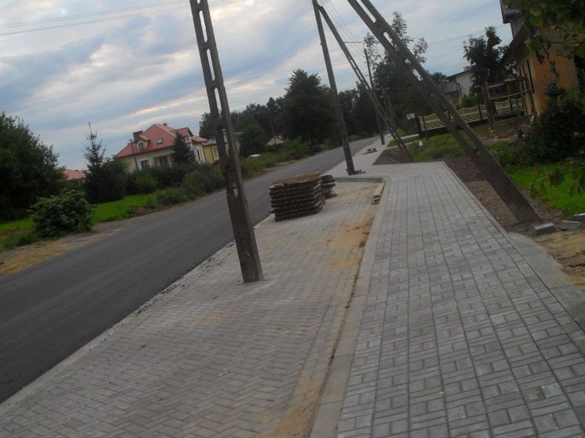 Zostawili słup na środku nowej zatoczki autobusowej